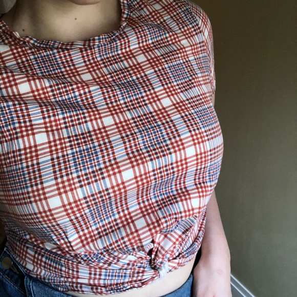 Cropped checkered t-shirt with front knot - Picture 2 of 4